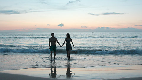 快乐的年轻情侣海边约会