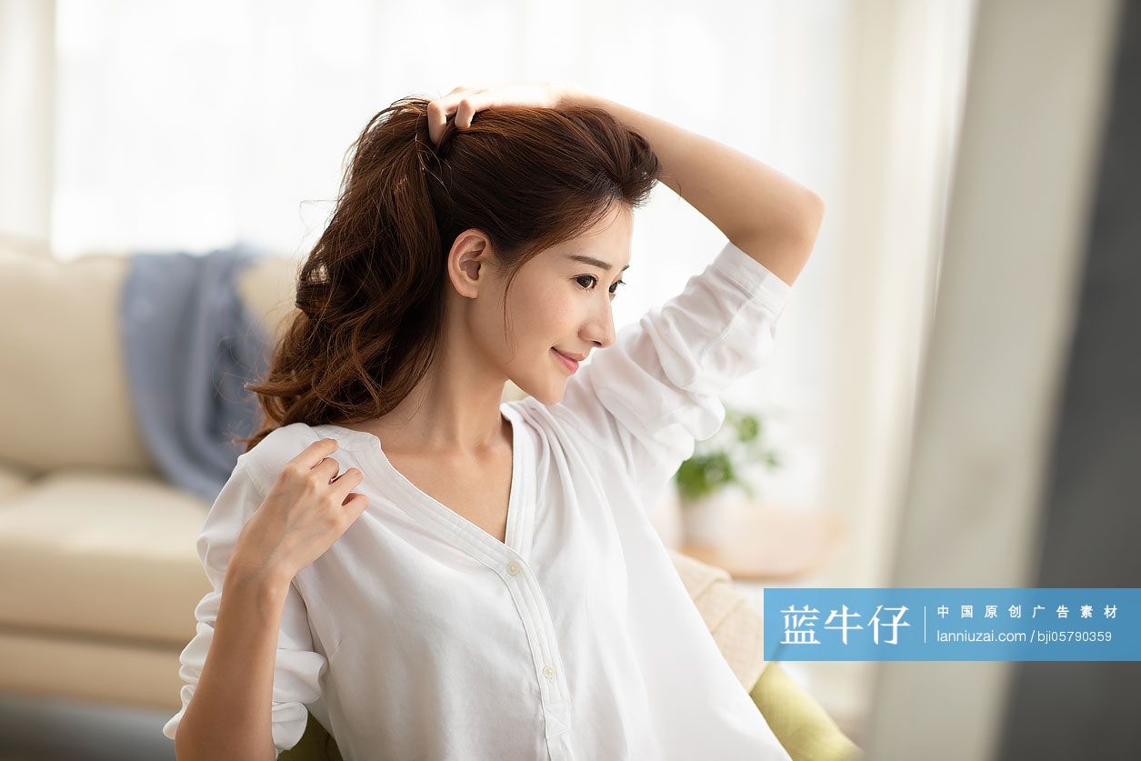 年轻女士在家打理头发