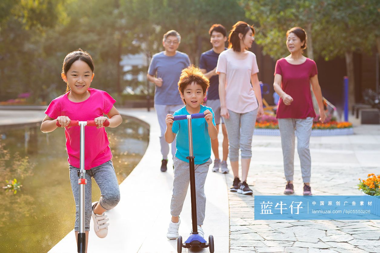 开心的一家人在公园活动放松