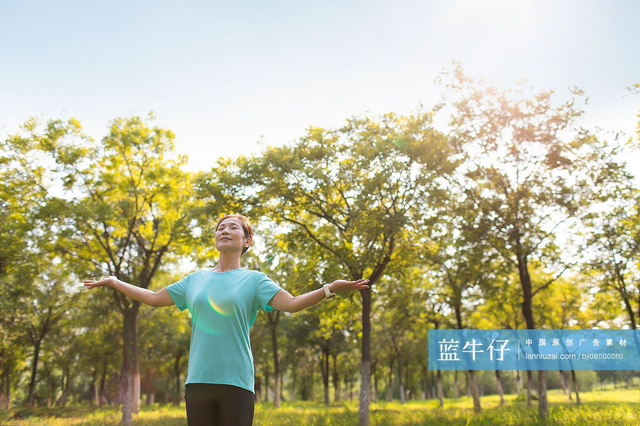开心的老年男子在公园跑步-蓝牛仔影像-中国原创广告影像素材