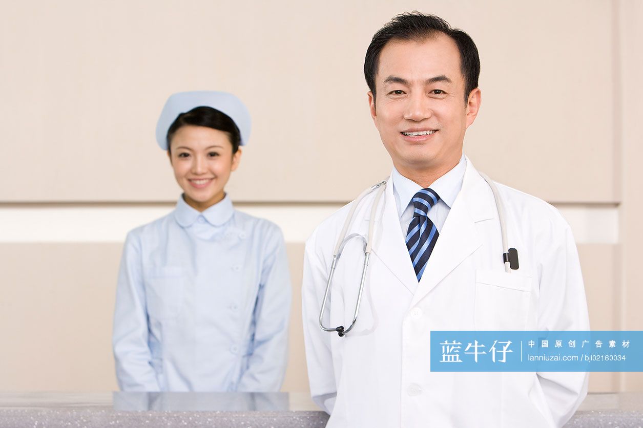 护士帮助病人进行恢复训练-蓝牛仔影像-中国原创广告影像素材