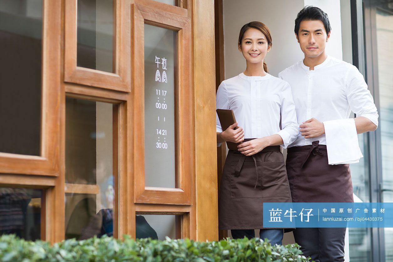 餐厅服务员站在店门口