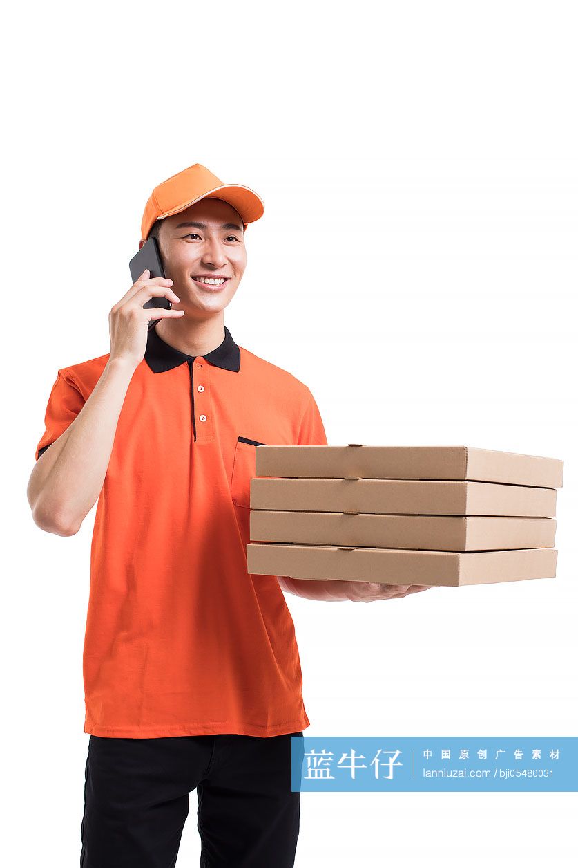 年轻的披萨送餐员打电话