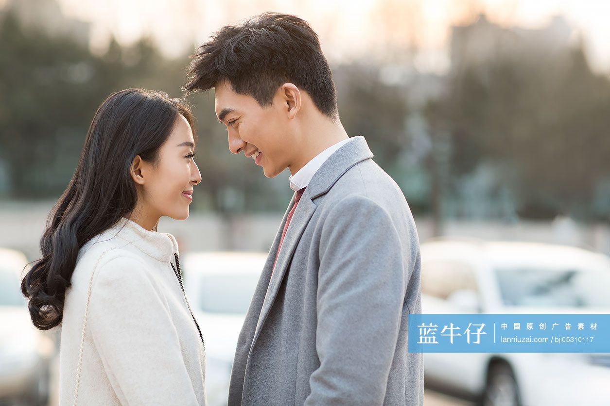 开心的年轻情侣周末约会