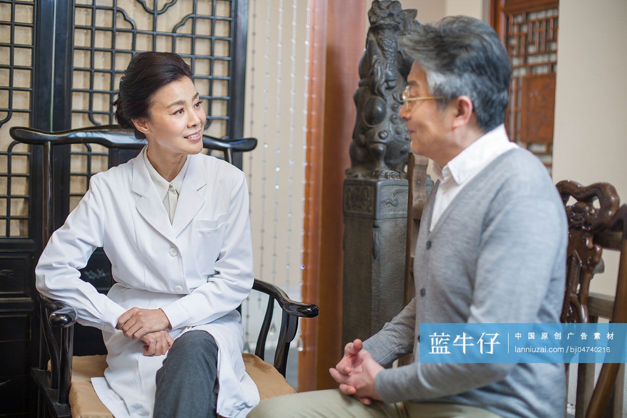 女中医和病人谈话