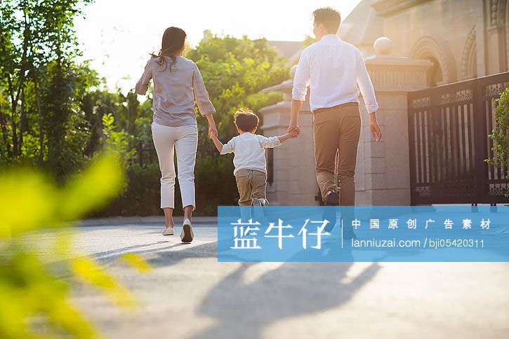 快乐的年轻家庭手牵手奔跑