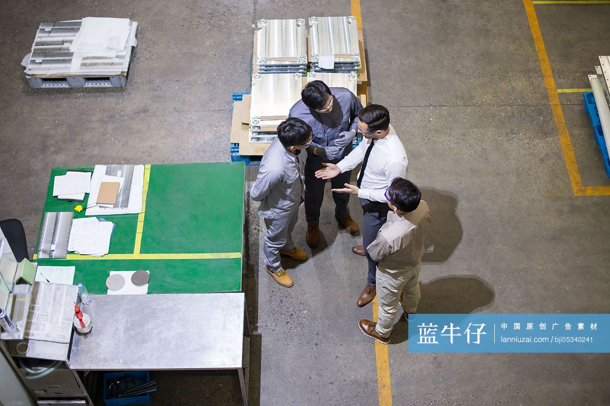 商务男士和工程师在工厂讨论工作
