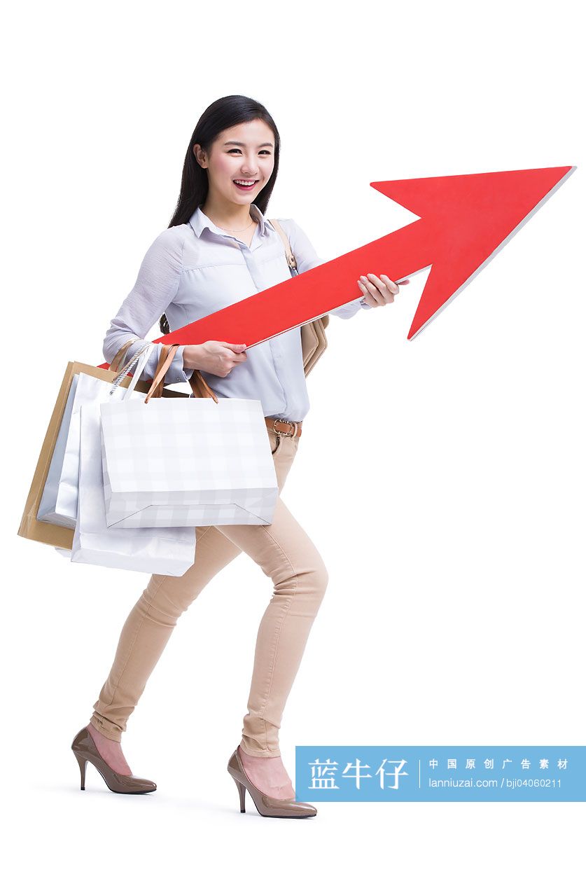 年轻女孩抱着红色箭头购物