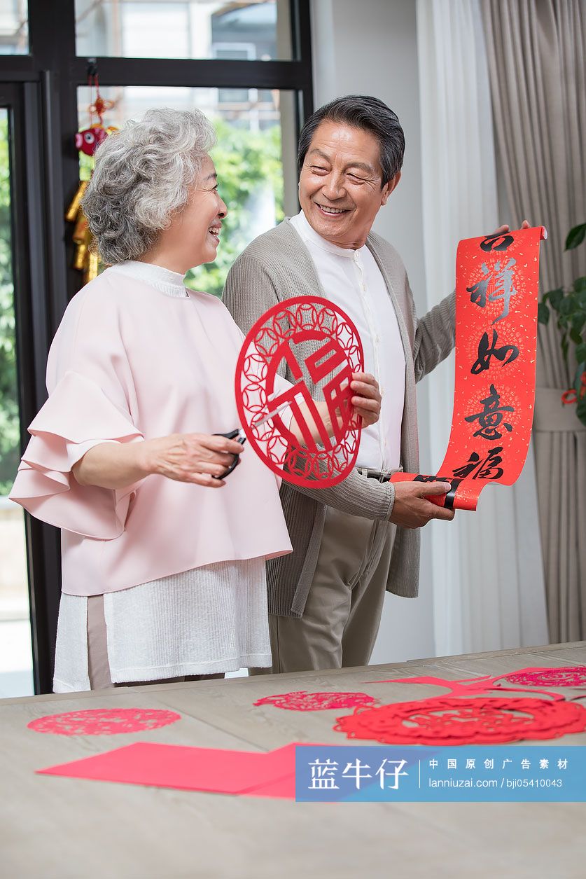 快乐的老年夫妇庆贺新年-蓝牛仔影像-中国原创广告影像素材