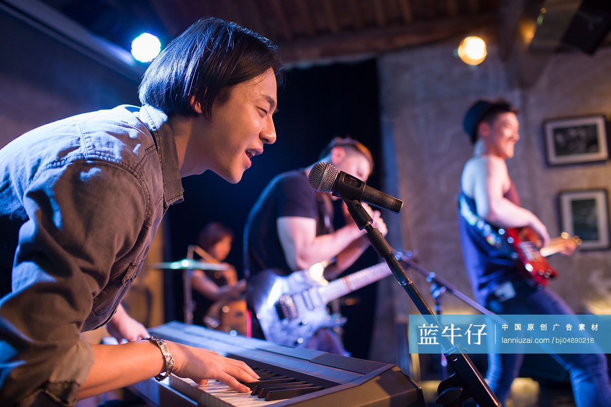 年轻乐队在舞台上表演