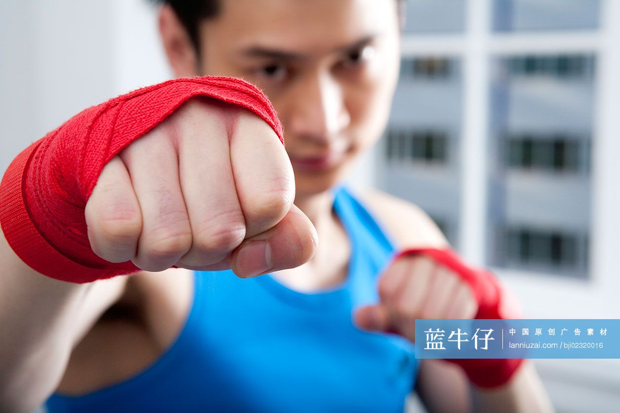 青年男子练习拳击