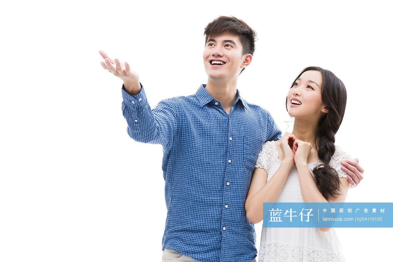 快乐的年轻情侣向上看