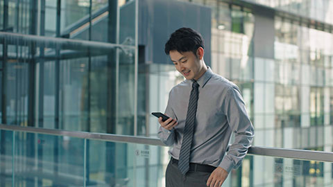 Confident Chinese businessman using smart phone,4K