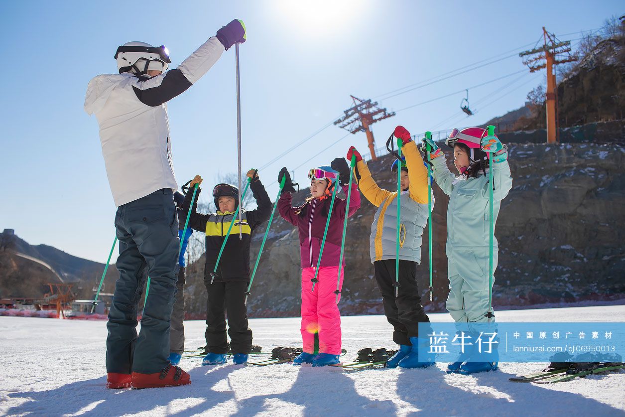 孩子们跟着教练在户外学滑雪