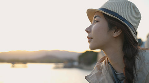 年轻女子在颐和园旅游