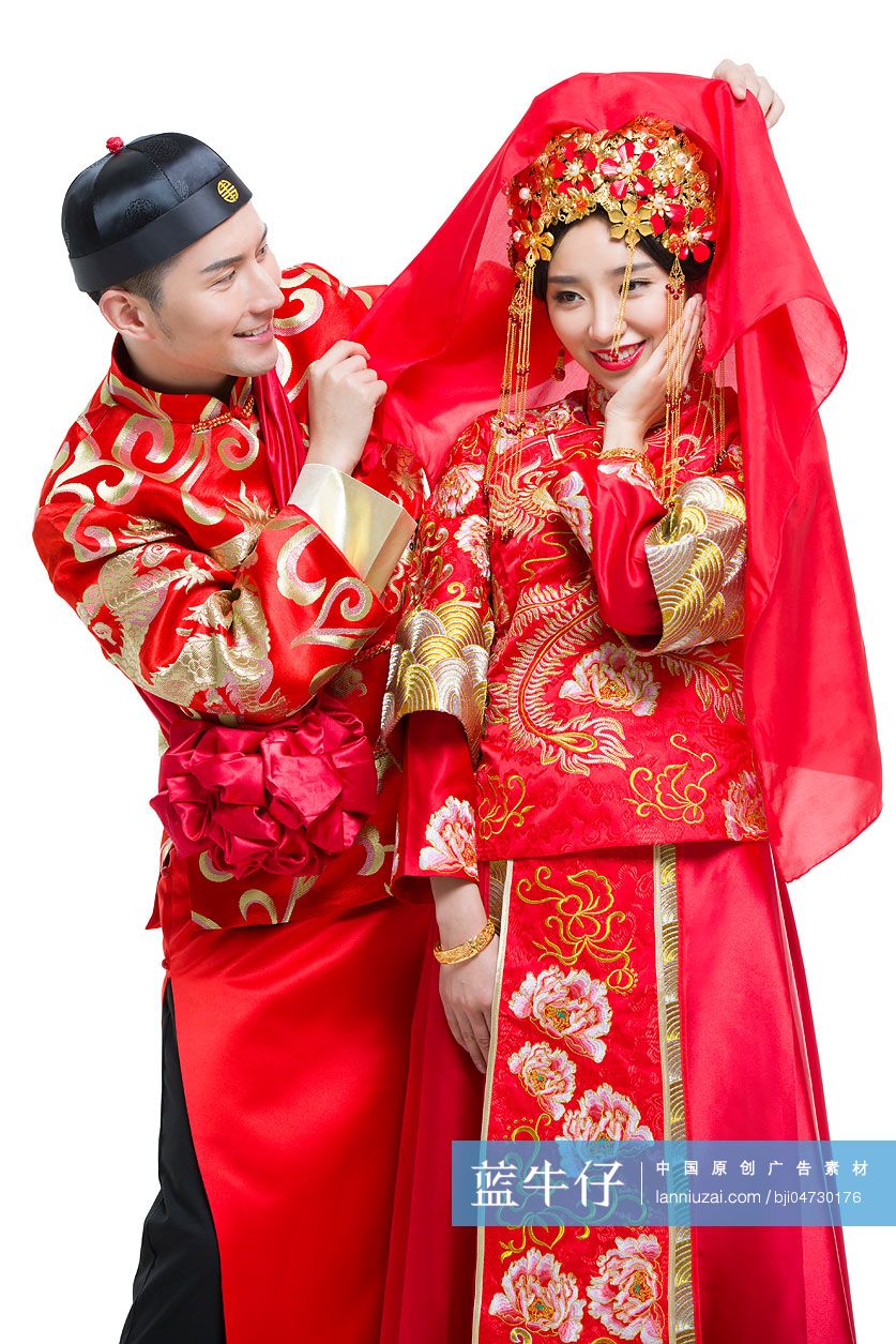 穿中式古装结婚礼服的新娘和新郎
