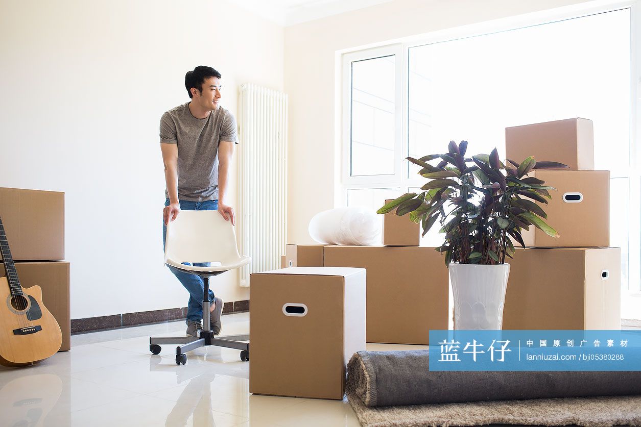 年轻男子搬入新家