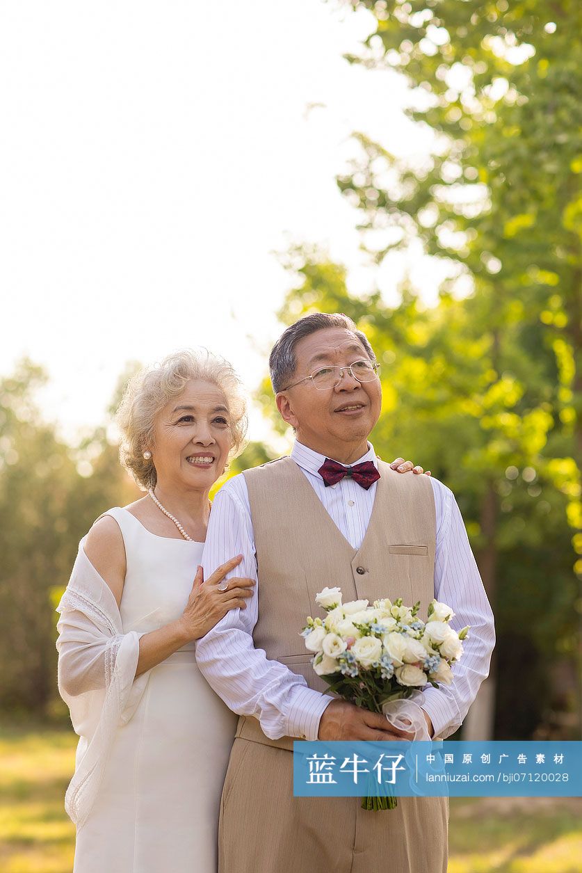 开心的老年新婚夫妇