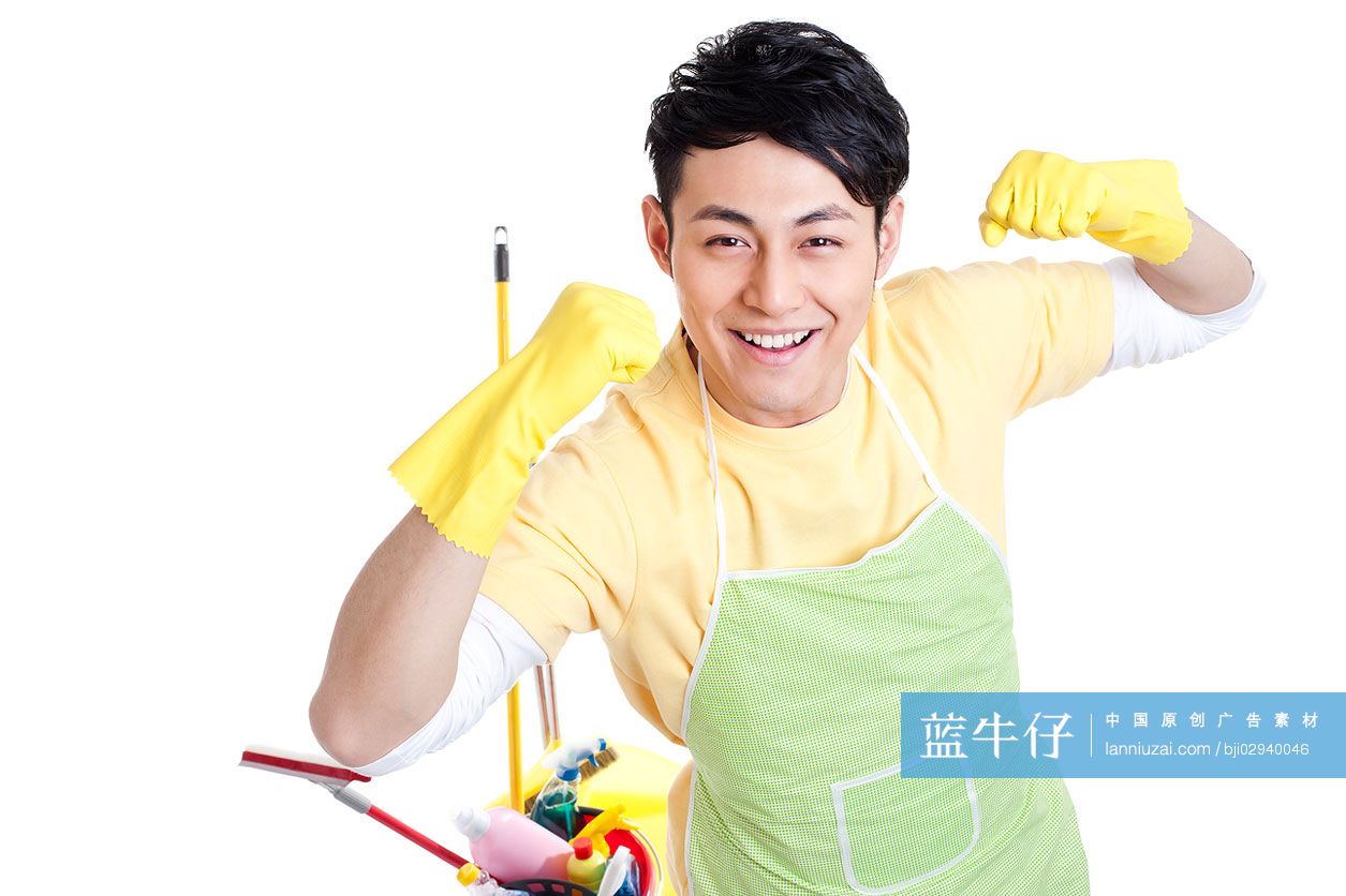 居家青年男性和清洁用品