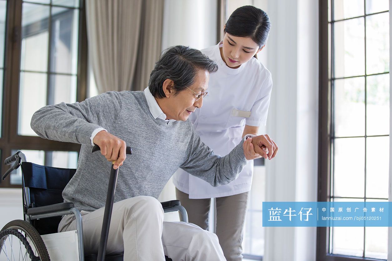 护工照顾老人-蓝牛仔影像-中国原创广告影像素材