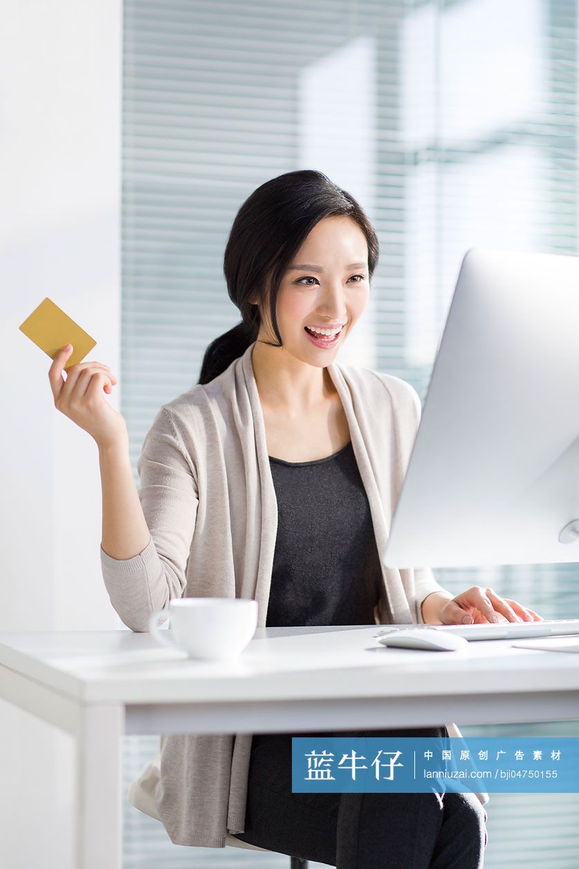 年轻女子在办公室网上购物