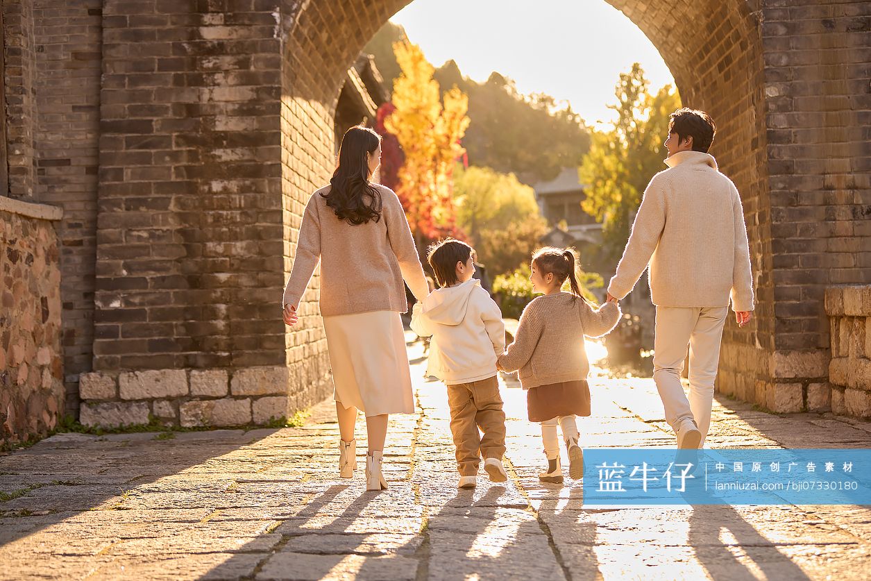 快乐一家人外出游玩
