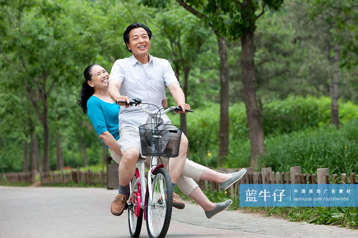 老年夫妻公园内骑自行车-蓝牛仔影像-中国原创广告影像素材