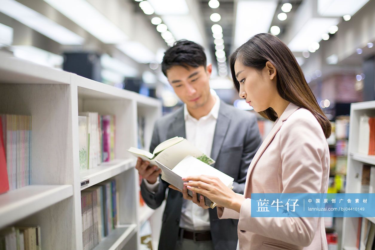 年轻情侣在书店选购图书