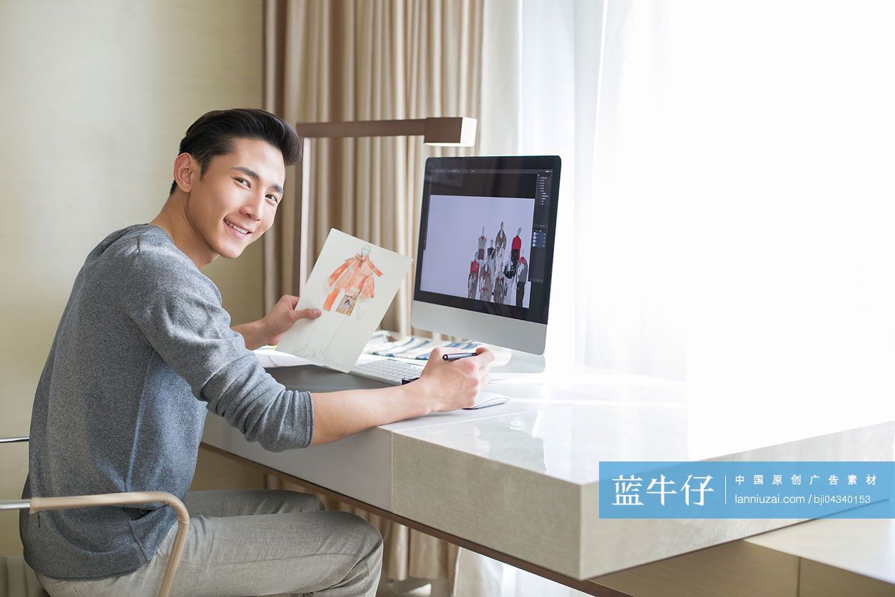 年轻服装设计师在家工作