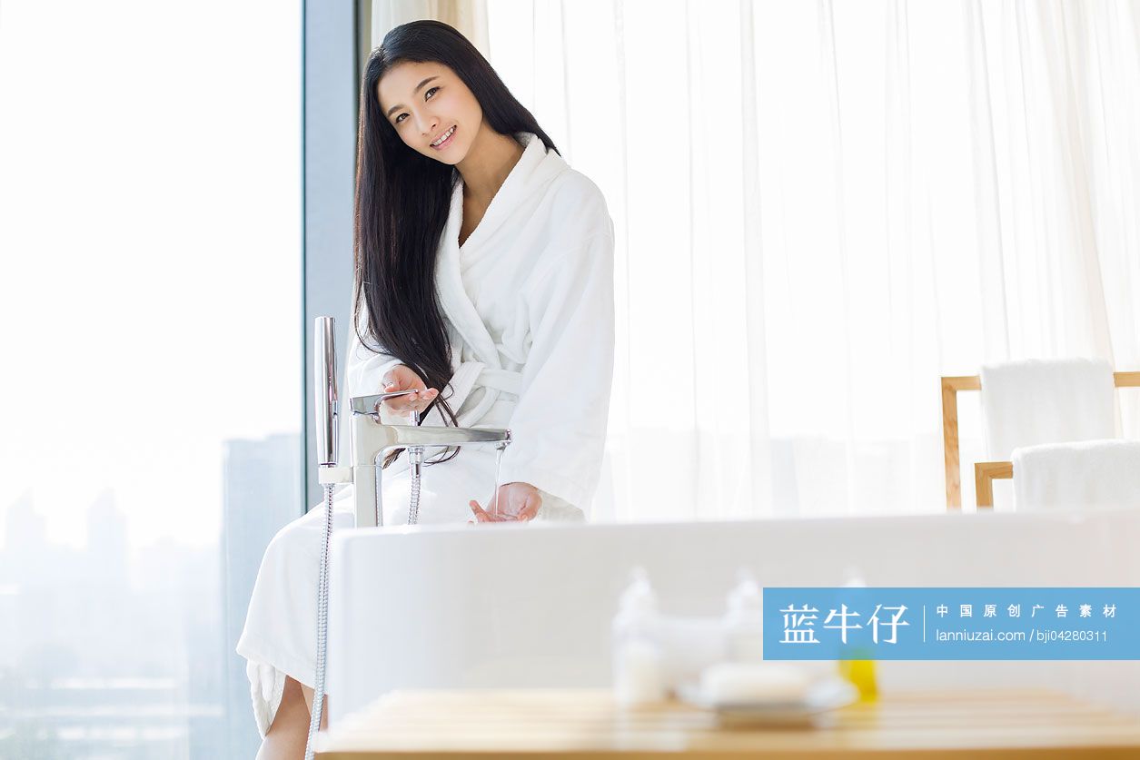 年轻女子准备洗澡水
