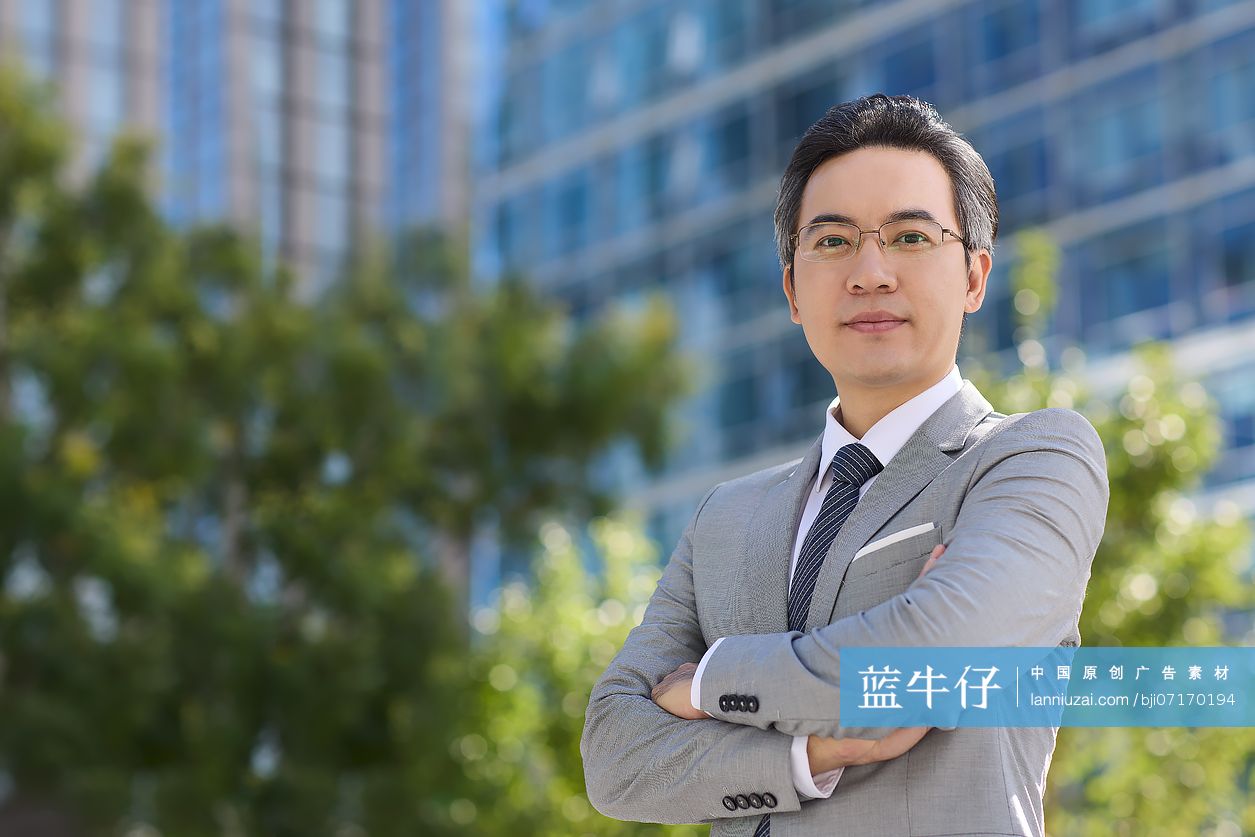 中年商务男士看镜头