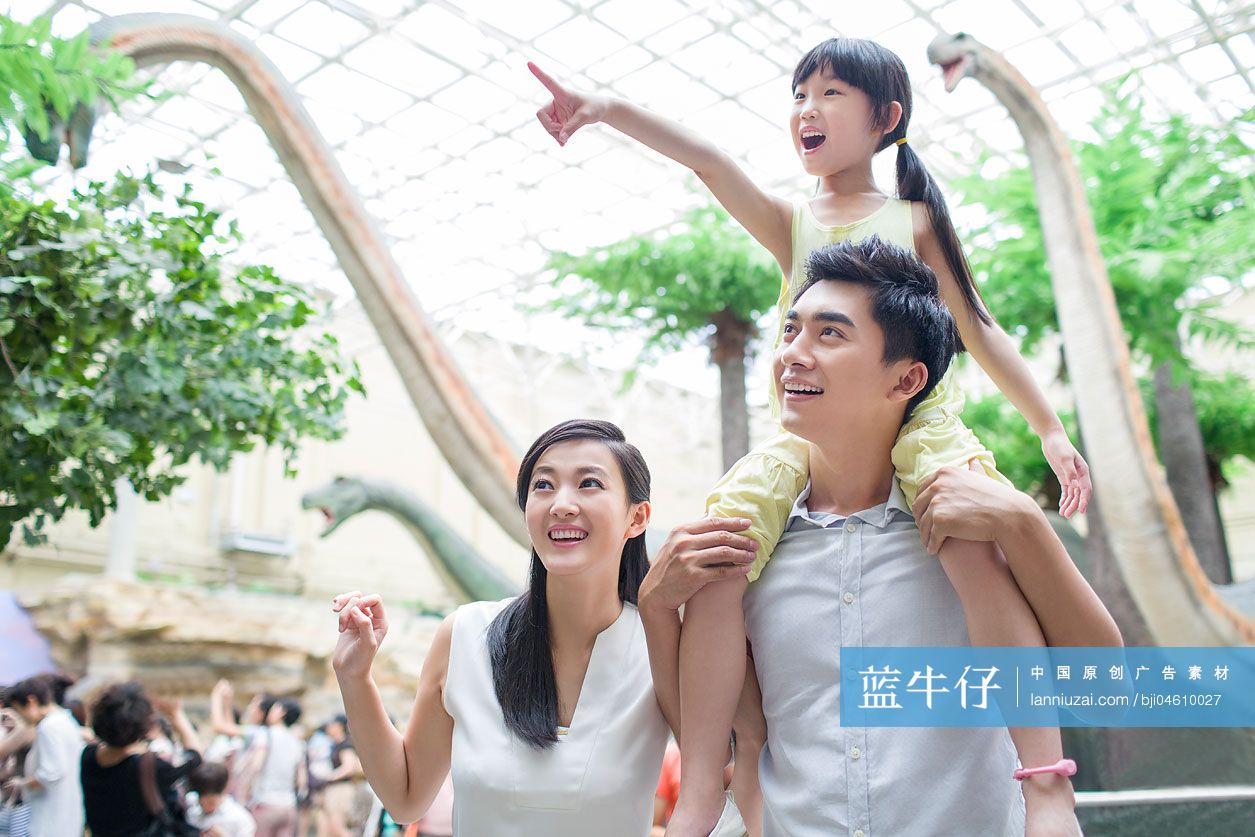 年轻家庭参观自然博物馆