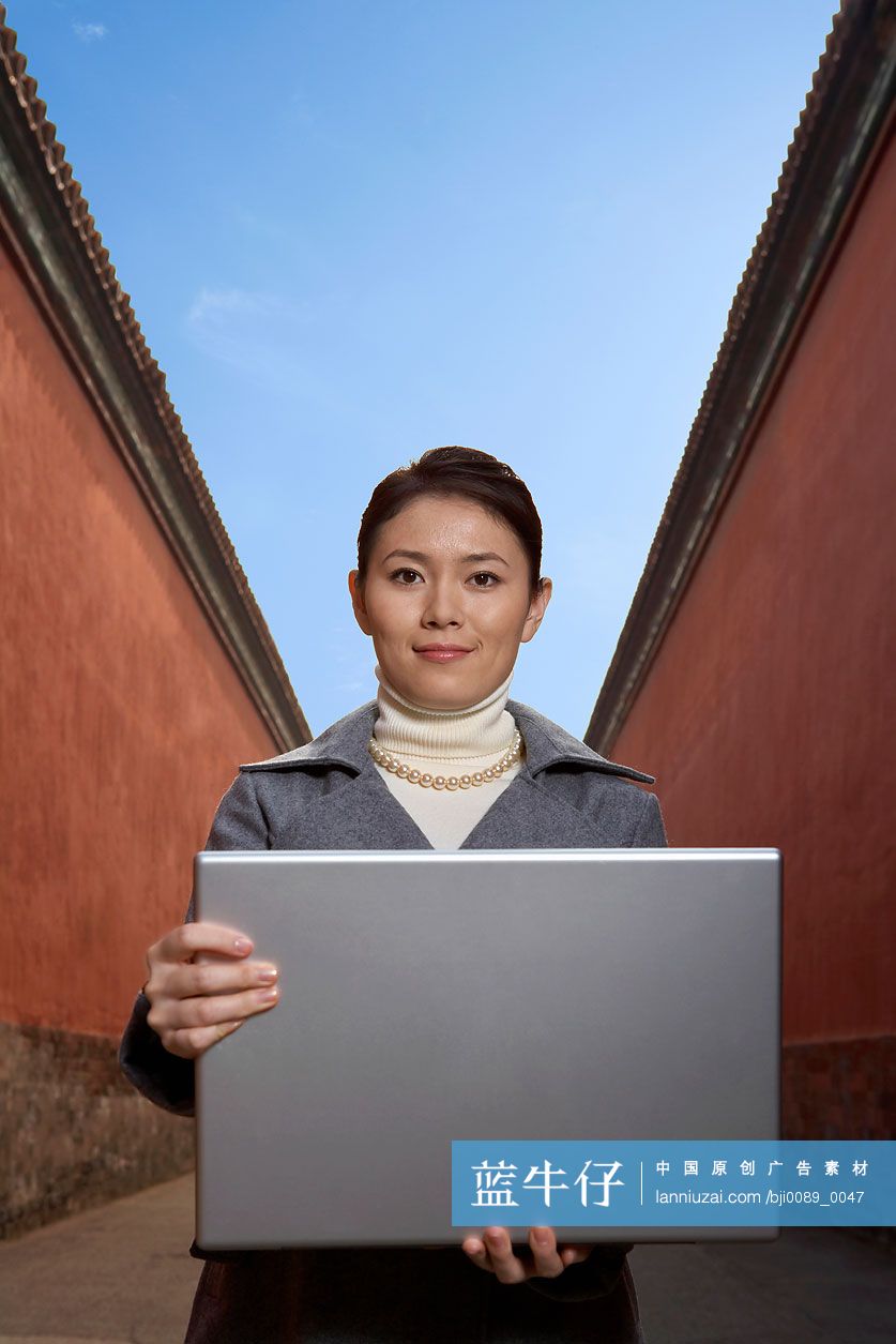 商务女士和笔记本电脑