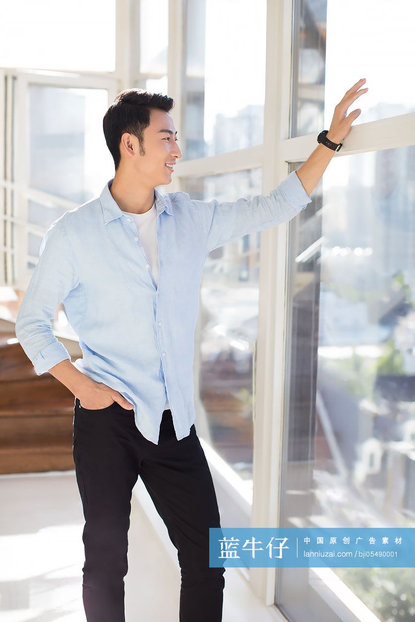 年轻商务人士看向窗外