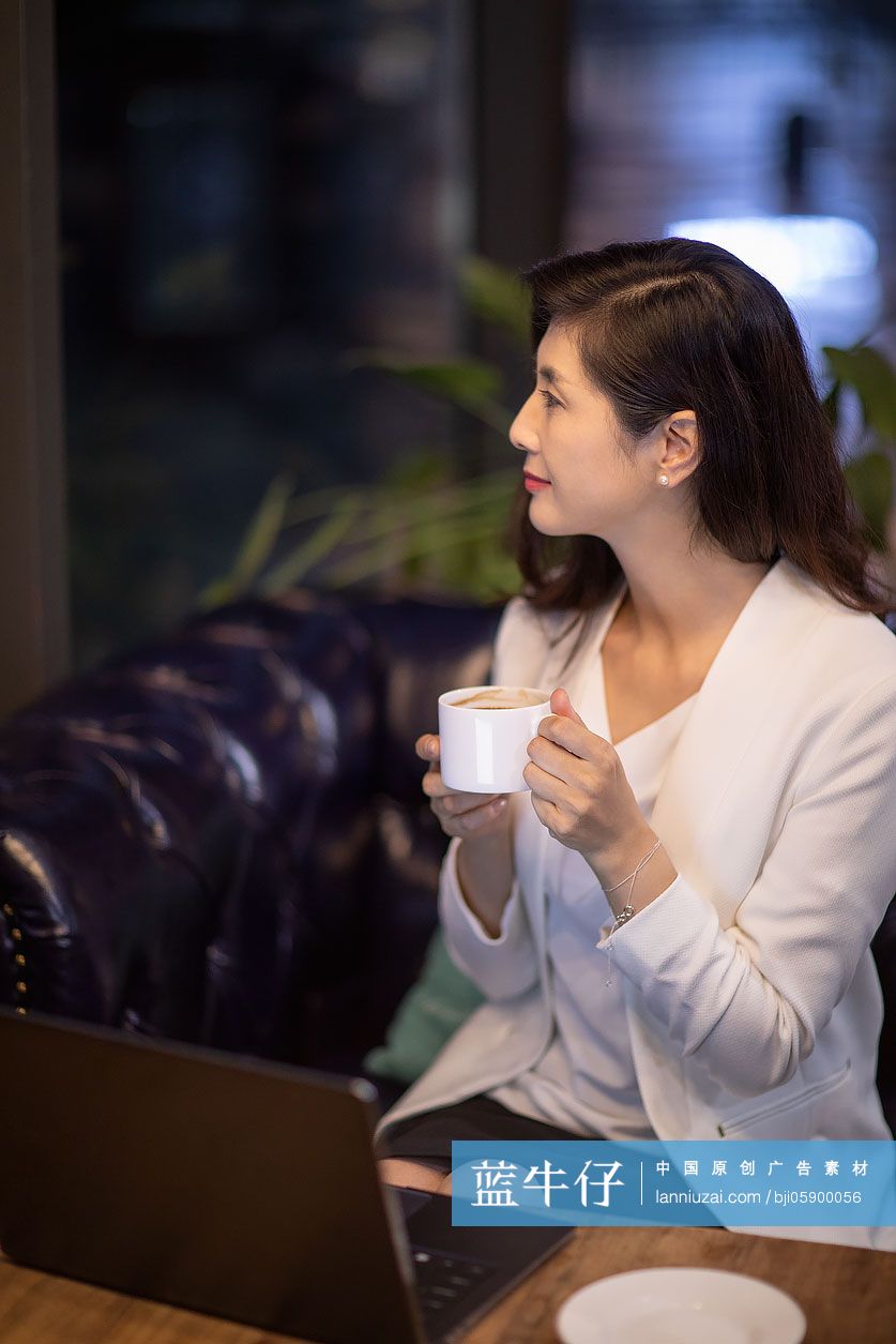商务女性在咖啡馆喝咖啡