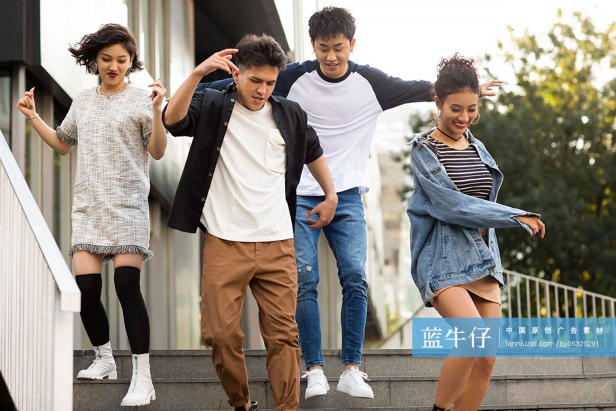 年轻朋友一起玩耍