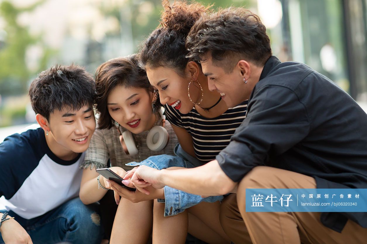 年轻朋友在户外使用手机