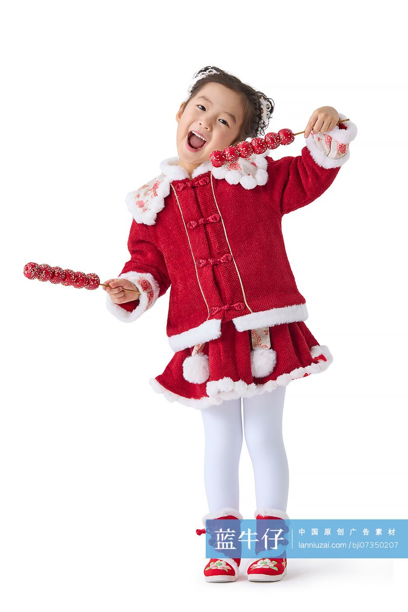 穿着传统服饰的小女孩庆祝新年