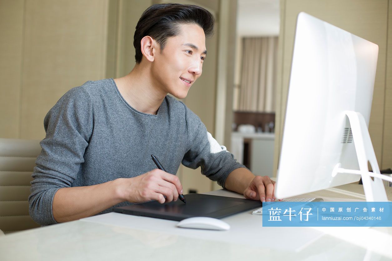 年轻服装设计师在家工作