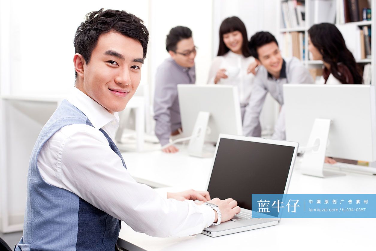 男职员使用笔记本电脑办公