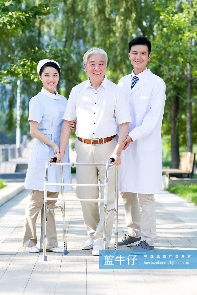 医生护士与使用助行器的老人