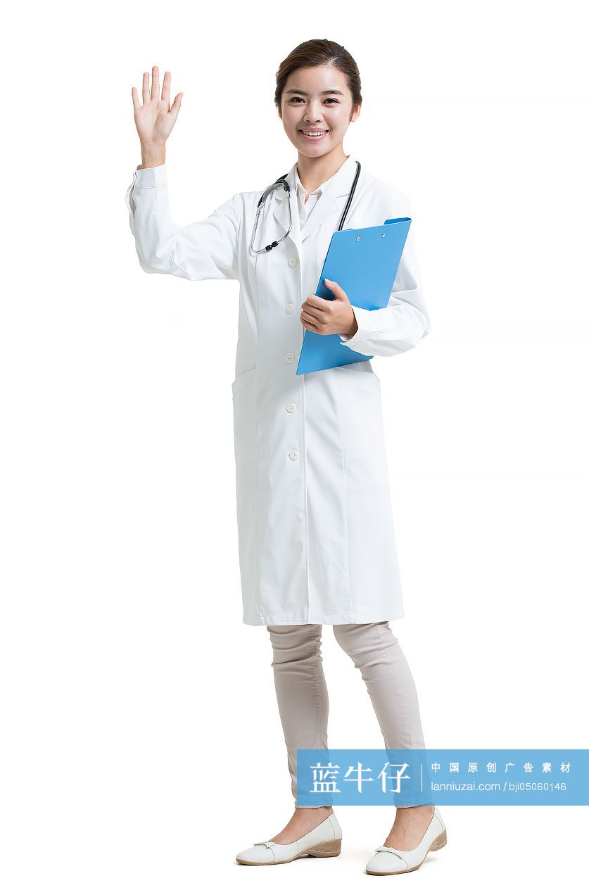手拿病历的年轻女医生挥手打招呼
