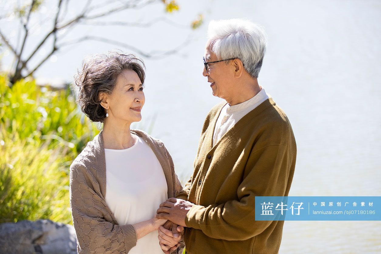 老年夫妇逛古典园林