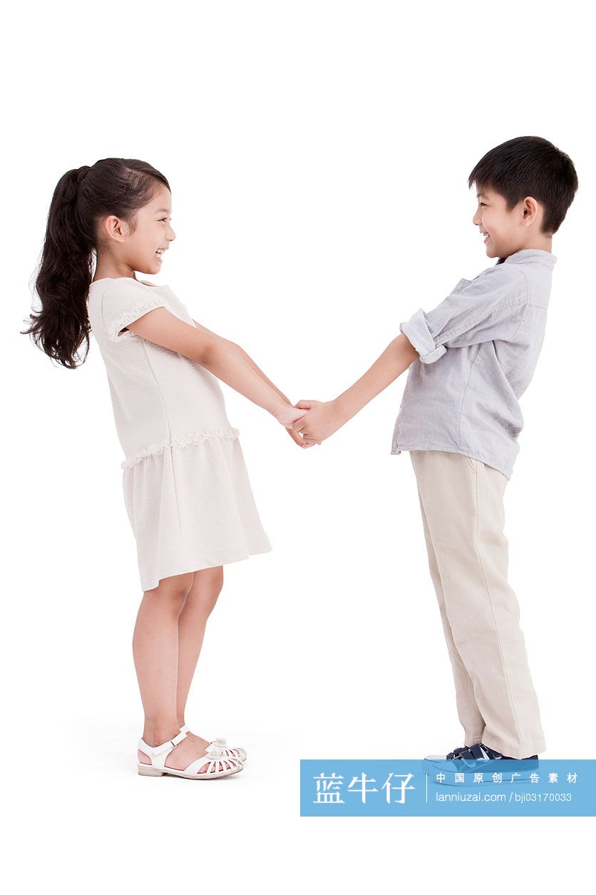小男孩和小女孩手牵手对视