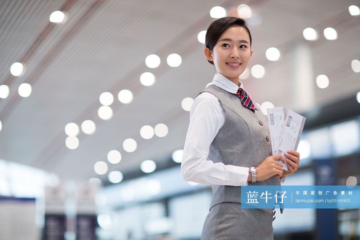 成熟中年女人在机场候机-蓝牛仔影像-中国原创广告影像素材