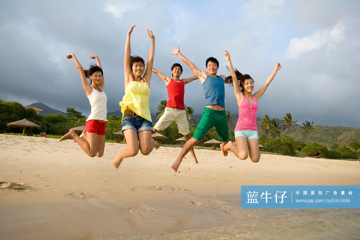 年轻男女在海边跳跃