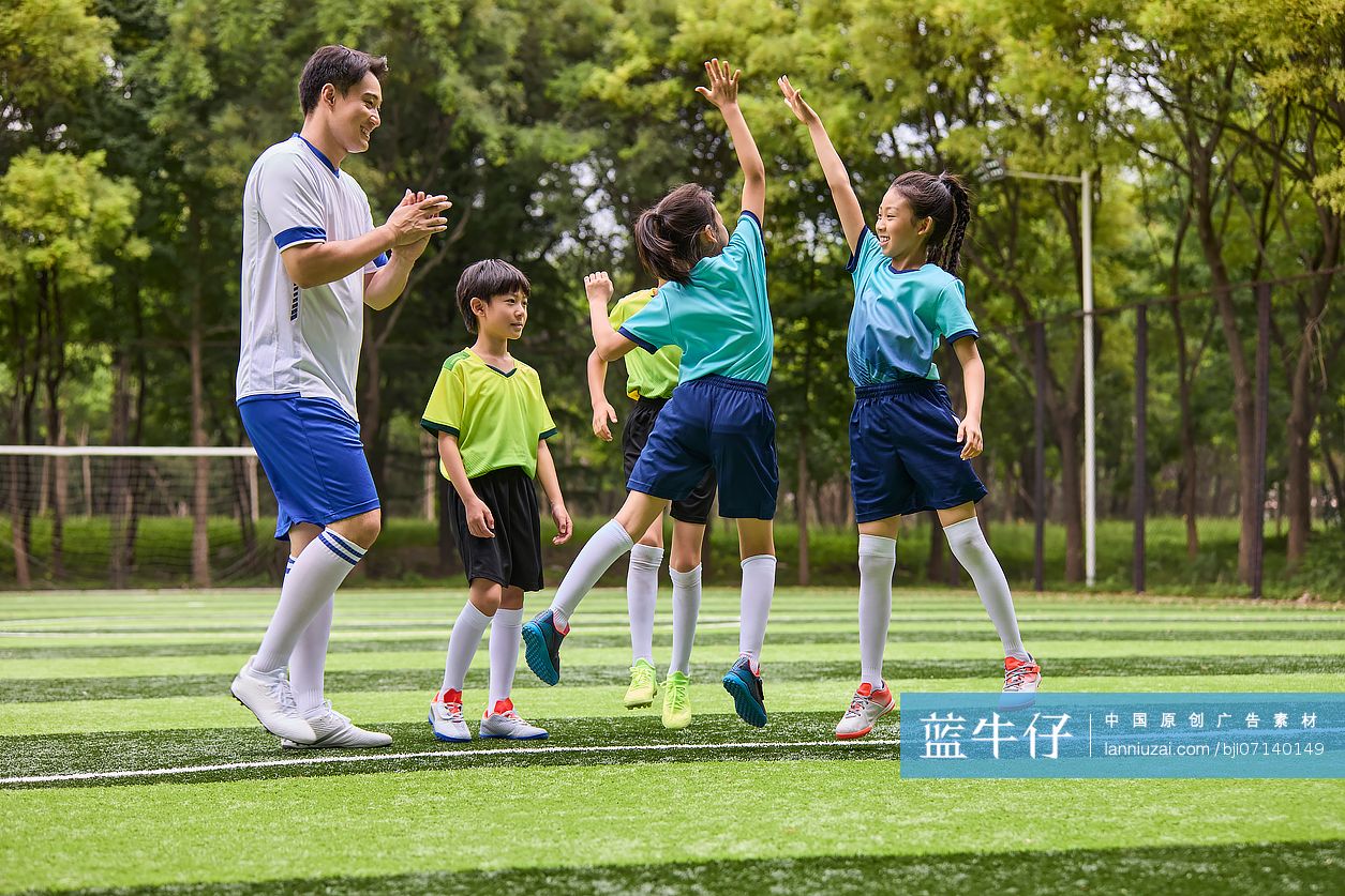足球教练指导孩子们上足球课