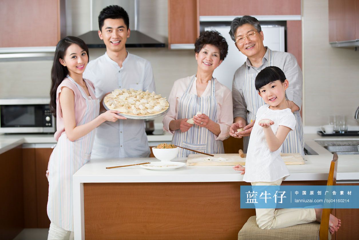 快乐一家人包饺子