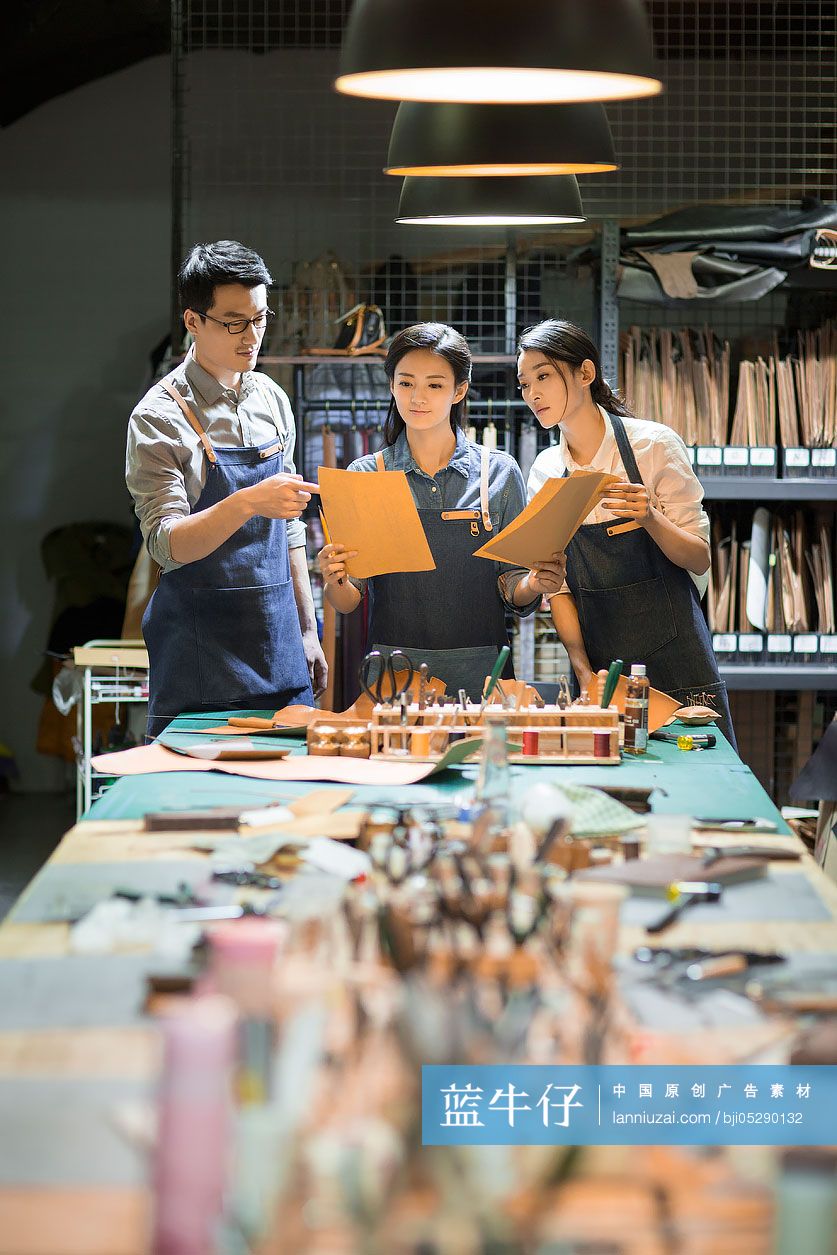 手工皮具匠人团队在工作室里讨论