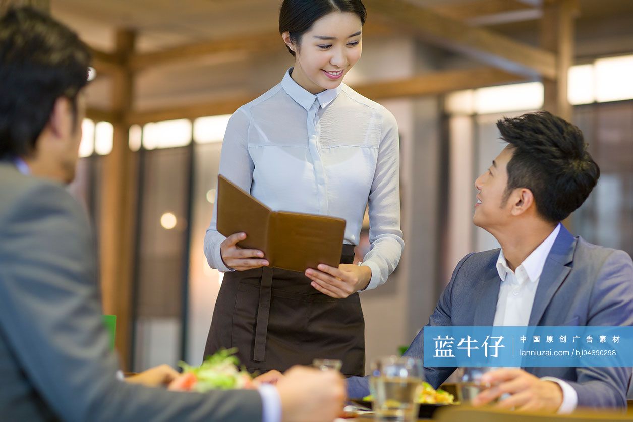 商务男士和餐厅服务员说话